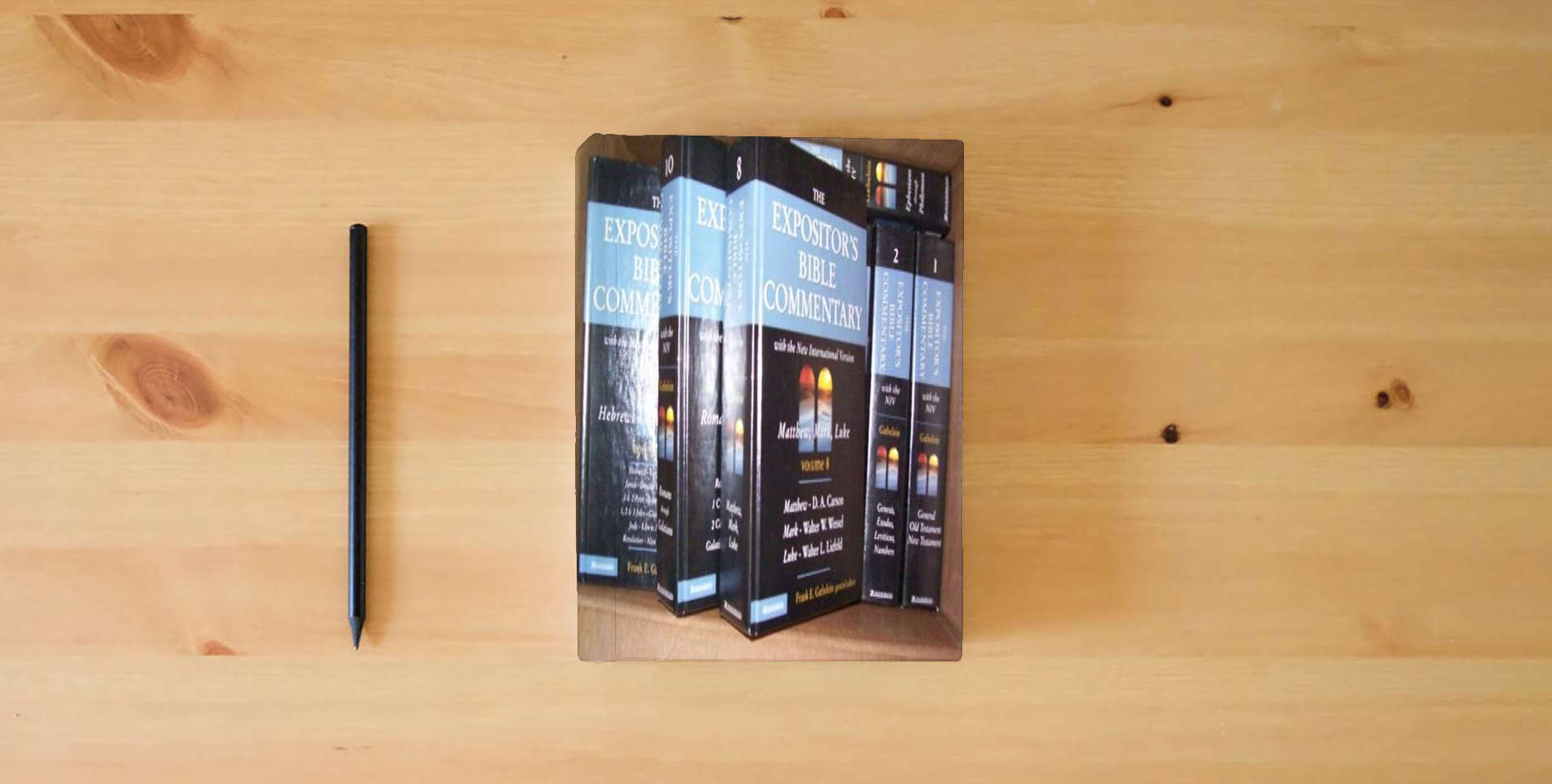 The book The Expositor's Bible Commentary - 12 Volume Set (NIV) is on the table